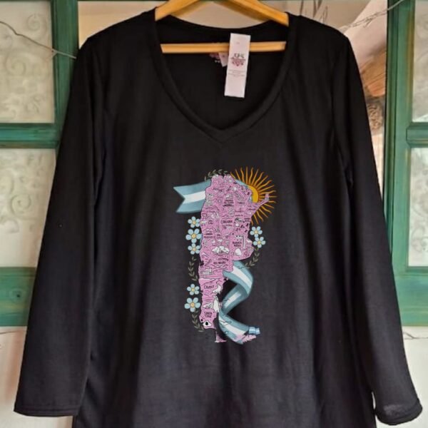 Remera MI PAÍS (m/l). By APS (dtf)
